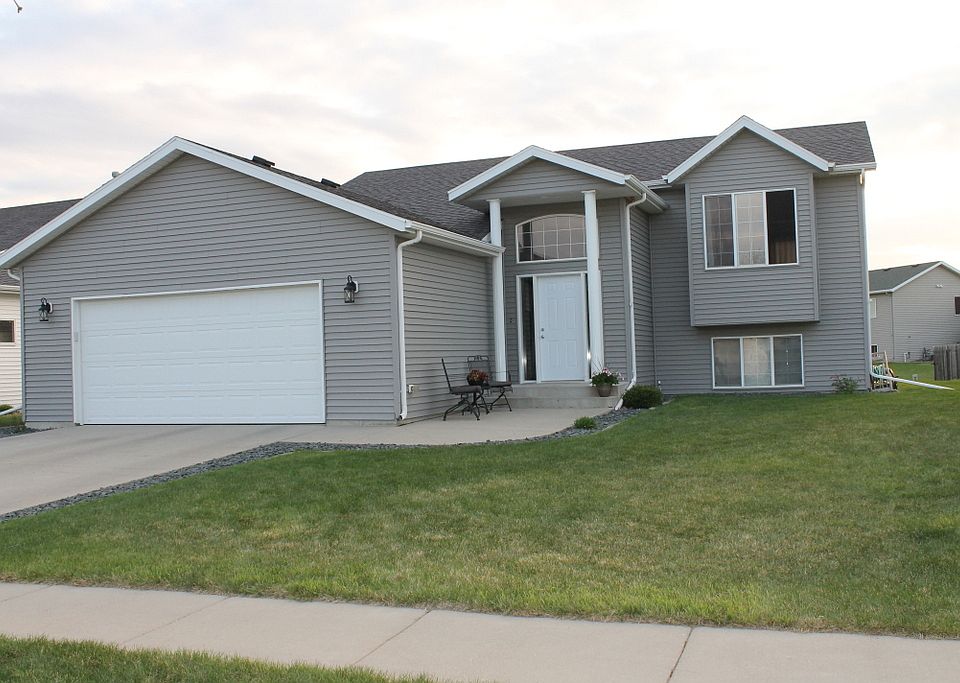 1st image of 915 38 1/2 Ave W