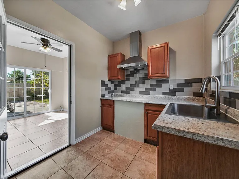 25208 Forest Ledge Dr — Photo 33