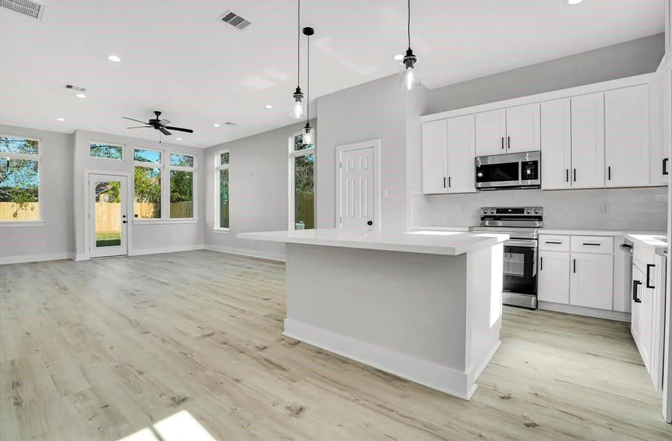 3 bed, 2.5 bath, 3008 sqft, $2,250 — Photo 3
