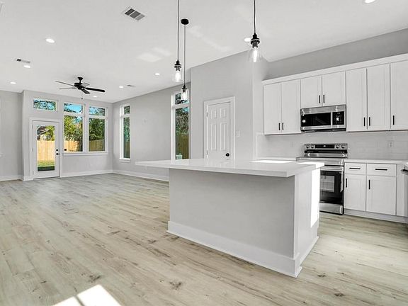 3rd image of 805 Granville Dr