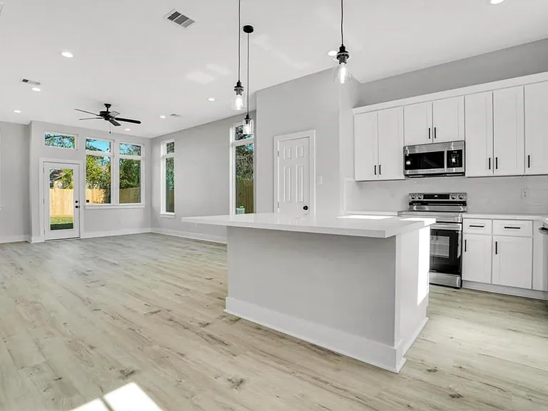 805 Granville Dr — Photo 3