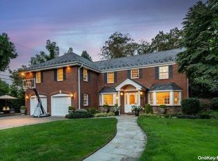 90 Woodcut Ln, Manhasset, NY 11030