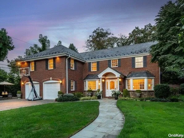 90 Woodcut Lane, Manhasset, NY 11030