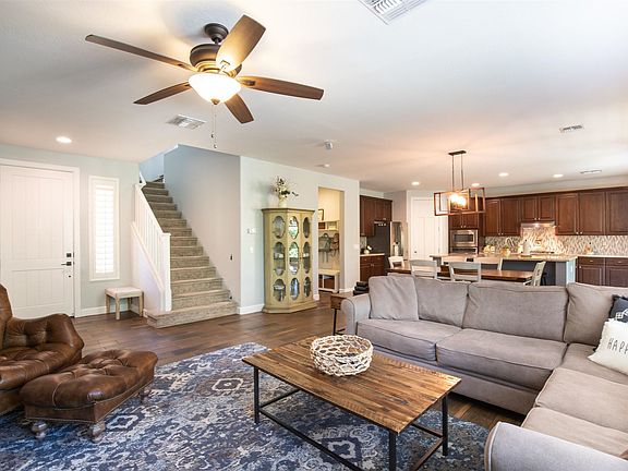 5th image of 14 E Laurie Ln