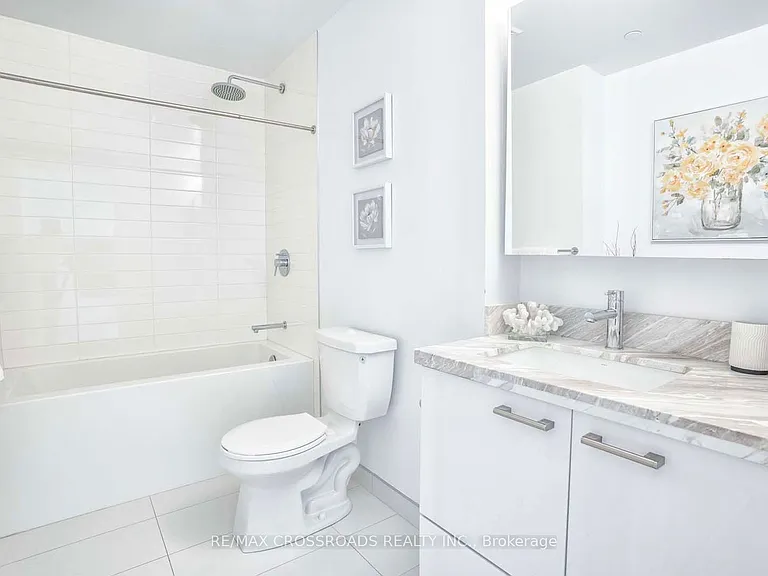 2221 Yonge St #1404 — Photo 12