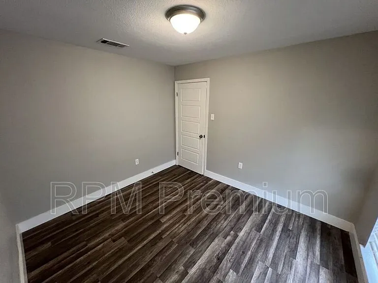 464 Wilton Dr — Photo 35