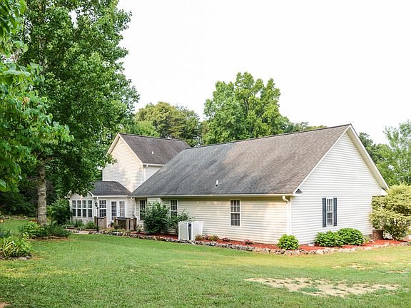 3rd image of 114 Northbrook Dr