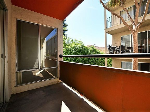 5th image of 389 Vernon St #107