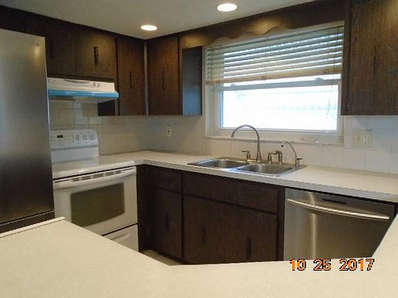 KITCHEN WITH ALL THE APPLIANCES