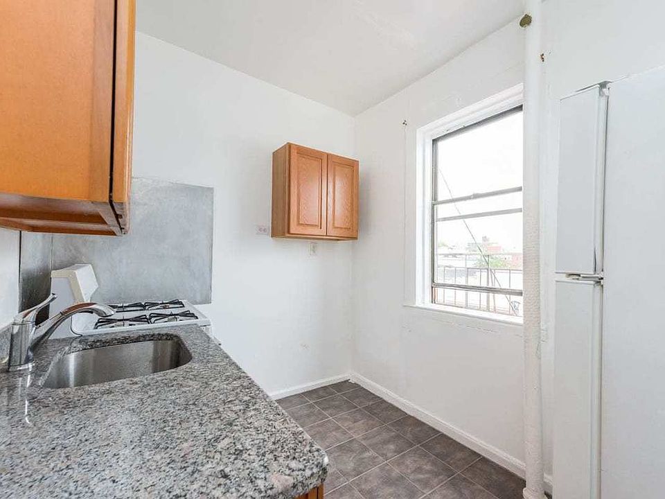 2nd image of 2518 18th St APT 4R