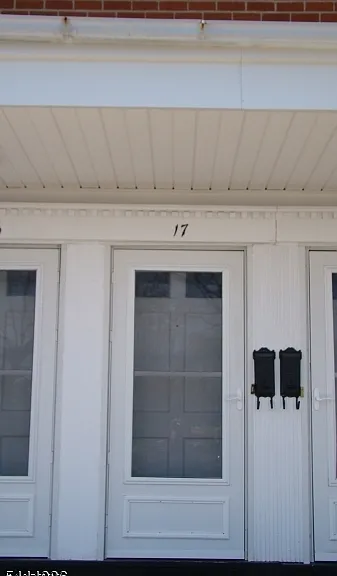 17 Lincoln Gdns — Photo 1