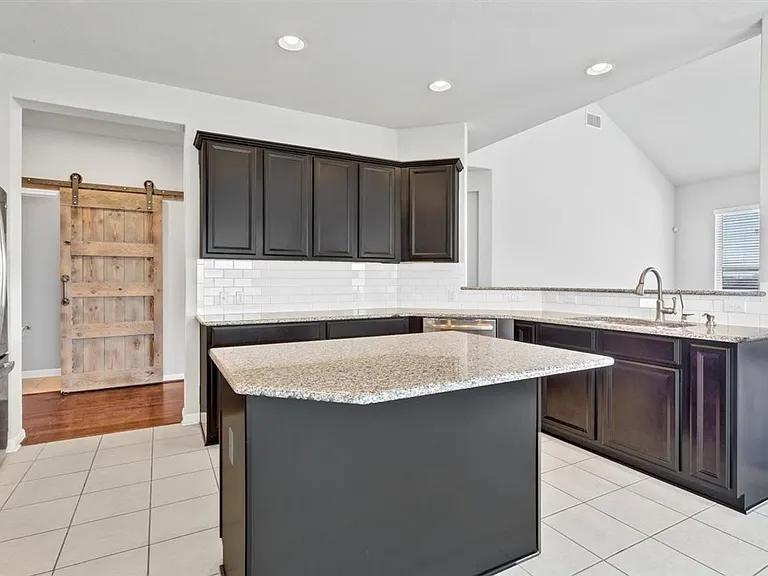 131 Desert Rose Dr — Photo 5