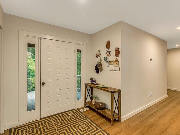 4th image of 9 Bay Woods Dr