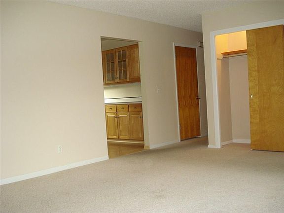 5th image of 2010 Lamar Dr