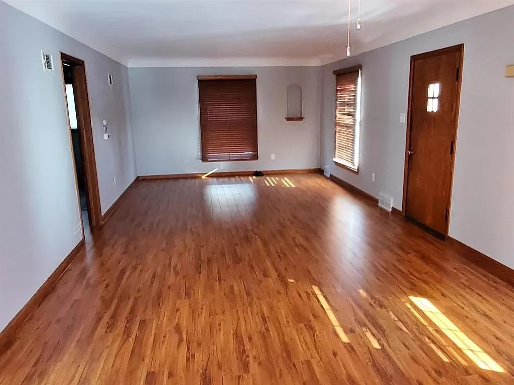 3 bed, 2000 sqft, $2,300 — Photo 3