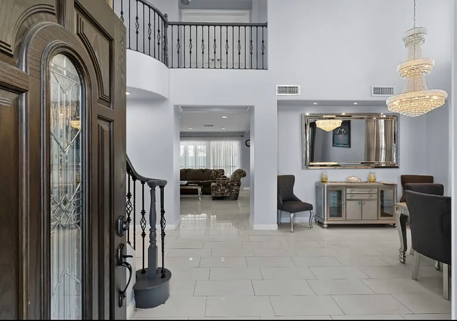 Furnished Modern Home with a pool — Photo 2