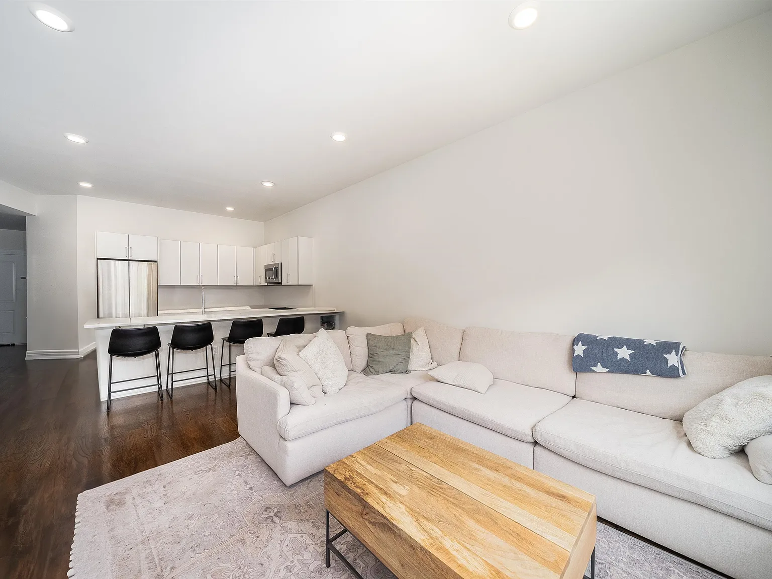 2 bed, 2.0 bath, $3,000 — Photo 2