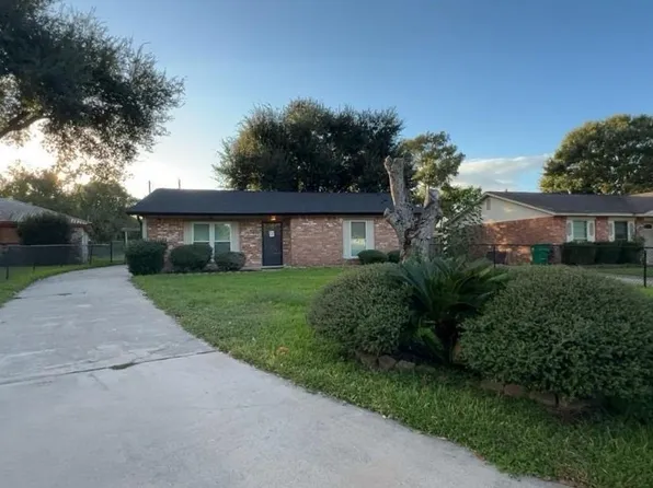 1226 Valley Dr, Angleton, TX 77515