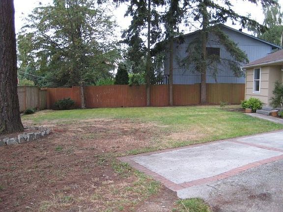 nice sized front yard, fully fenced
