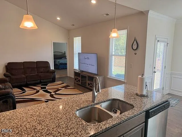 3 bed, 2.0 bath, 2076 sqft, $2,100 — Photo 3