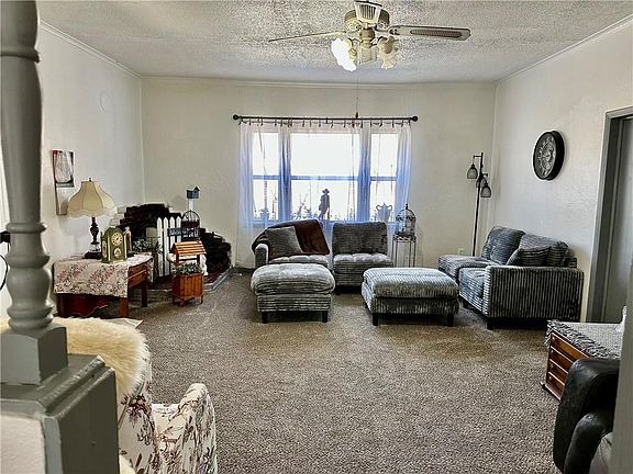 4th image of 2822 Commercial St