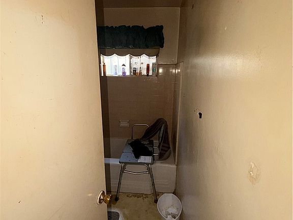 3rd image of 1183 W 19th St