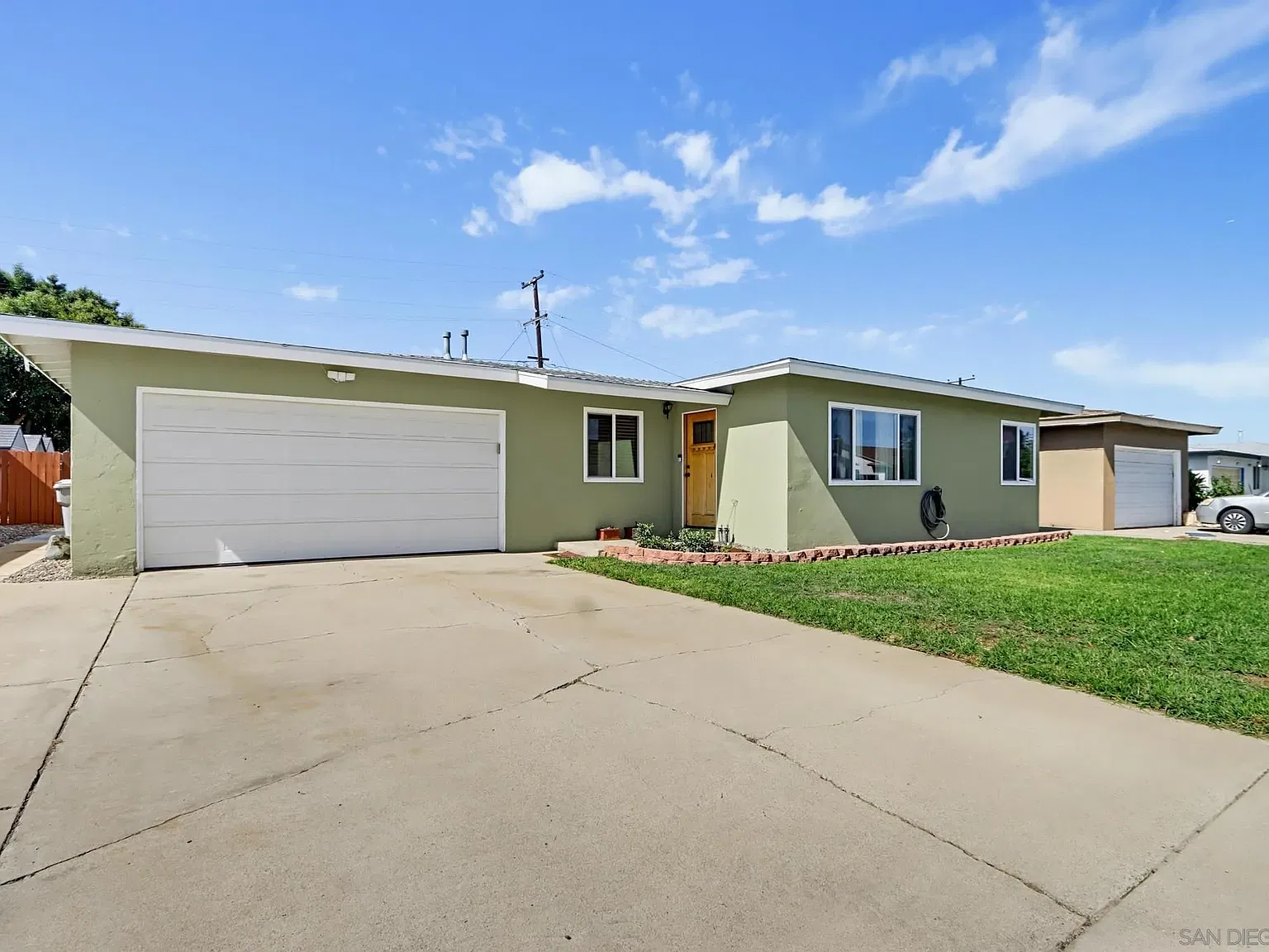 3 bed, 2.0 bath, 1750 sqft, $4,000 — Photo 3