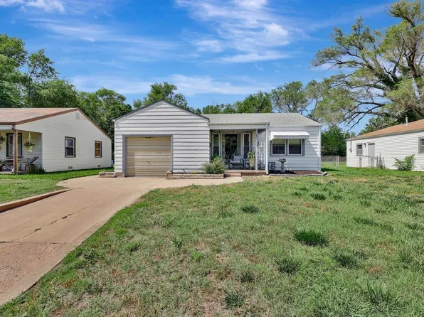 218 E Miller Ave, Mulvane, KS 67110