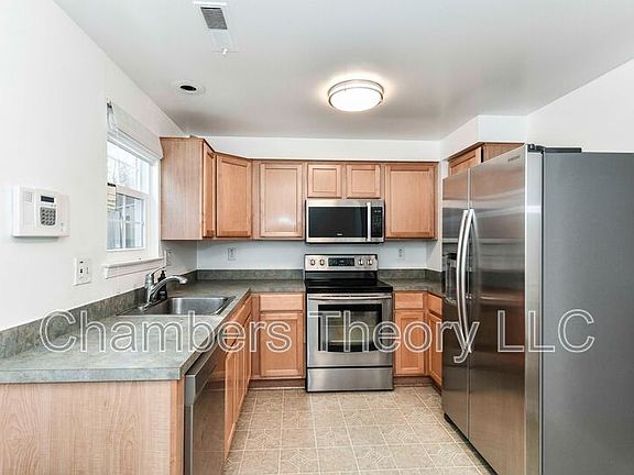 3rd image of 60 Benton Ct