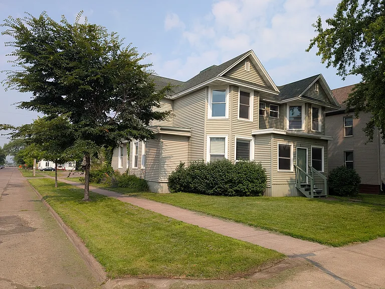 1727 Hughitt Ave — Photo 2