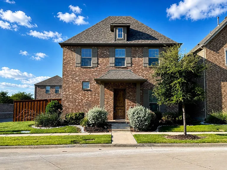 1066 Fullerton Dr — Photo 1