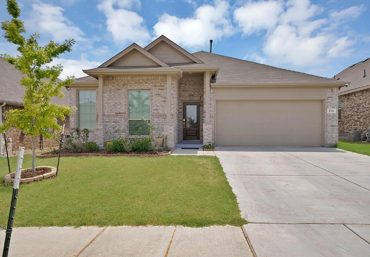 4 bed, 2.0 bath, 1998 sqft, $2,300 — Photo 1