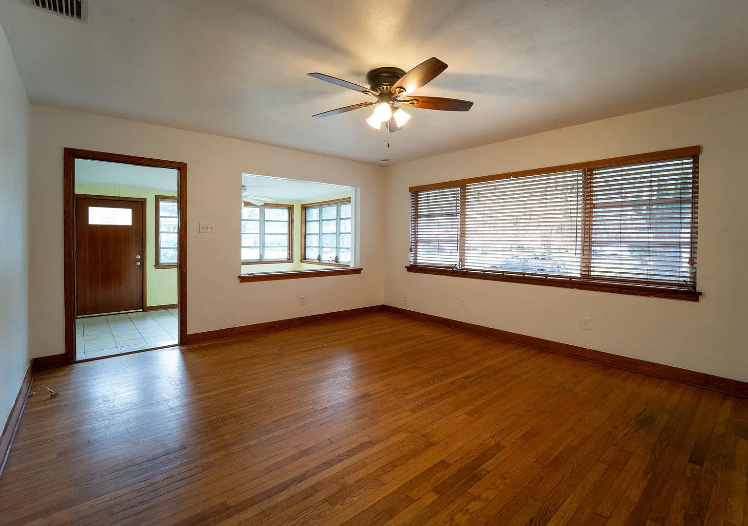 Charming 1950s 3/2 Single Family Home — Photo 4