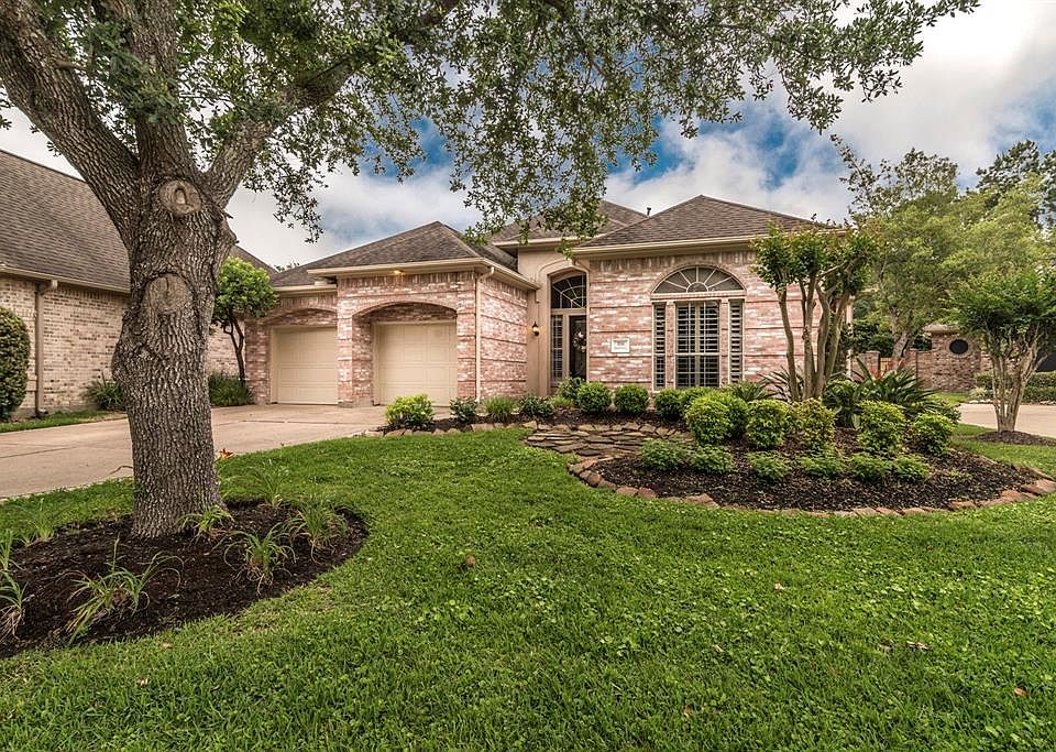 Emerald Falls Court is located in Bay Oaks and is a cul de sac block of attractive patio-style homes.