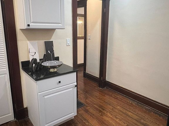 5th image of 2121 Burnet Ave