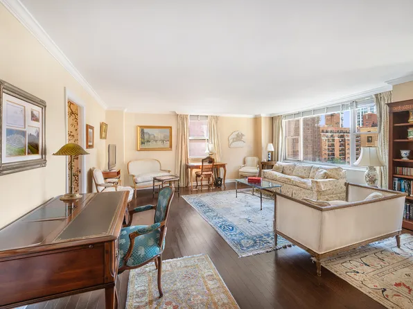 137 East 36th Street 7K image 2 of 12