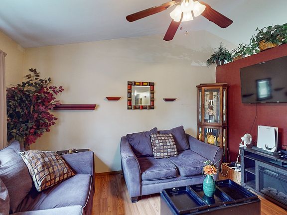 5th image of 300 Oakwood Dr