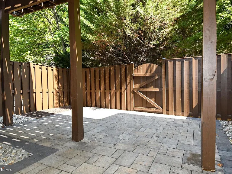 7810 Locust Leaf Ln — Photo 11