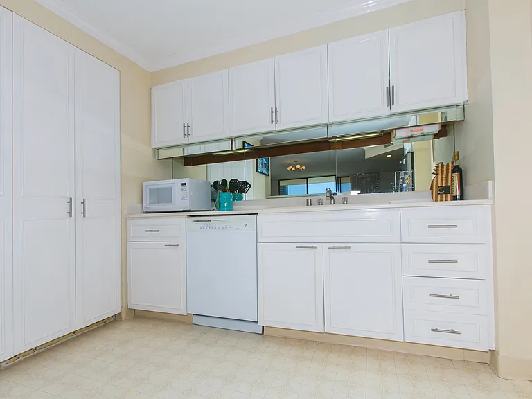 1910 Ala Moana Blvd #13A — Photo 22