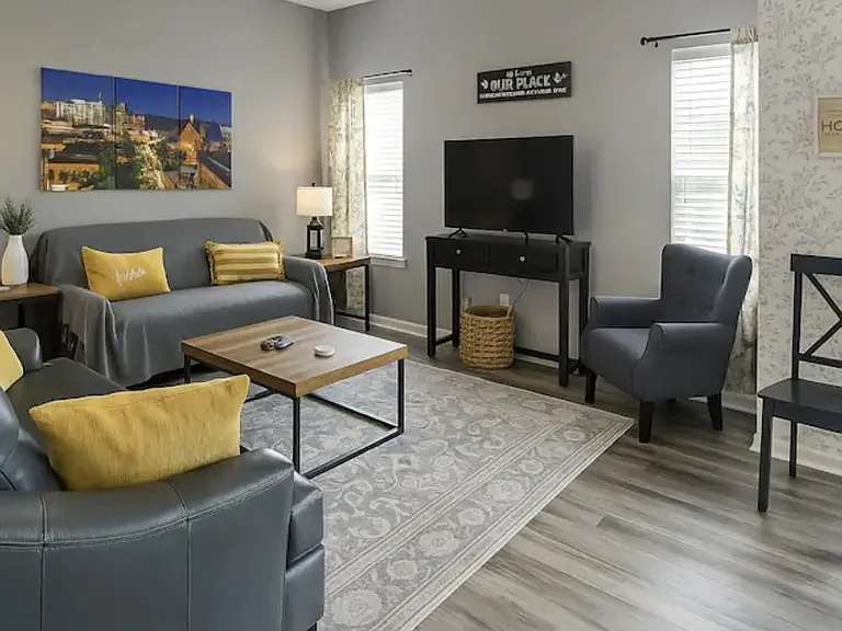 2315 Lichfield Dr — Photo 2
