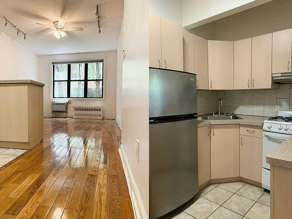 1st image of 150 E 7th St APT A1