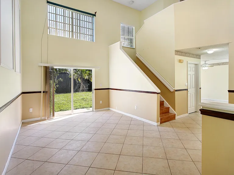 401 203rd Ave — Photo 2