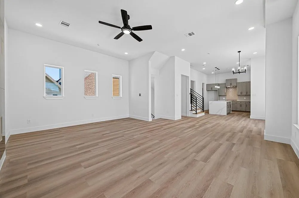 3 bed, 4.5 bath, 2582 sqft, $5,690 — Photo 3