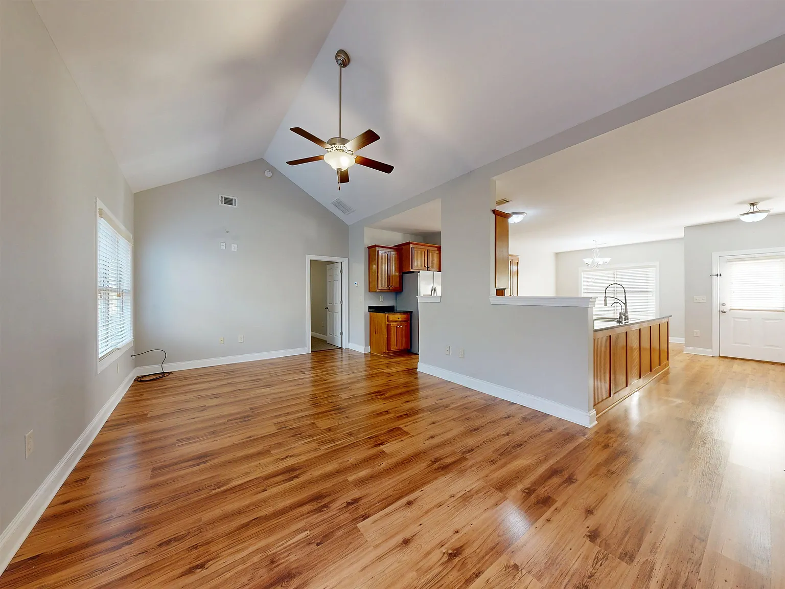 4 bed, 3.0 bath, 1773 sqft, $2,400 — Photo 3