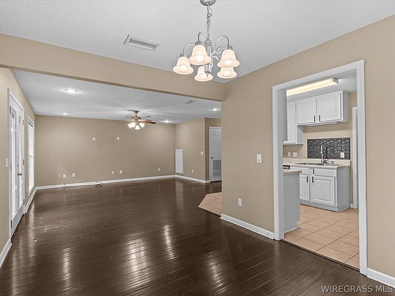 5th image of 194 Commons Dr
