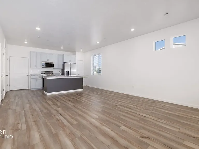 187 E Arcade Dr — Photo 3