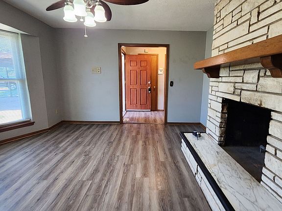 3rd image of 122 Oakside Dr