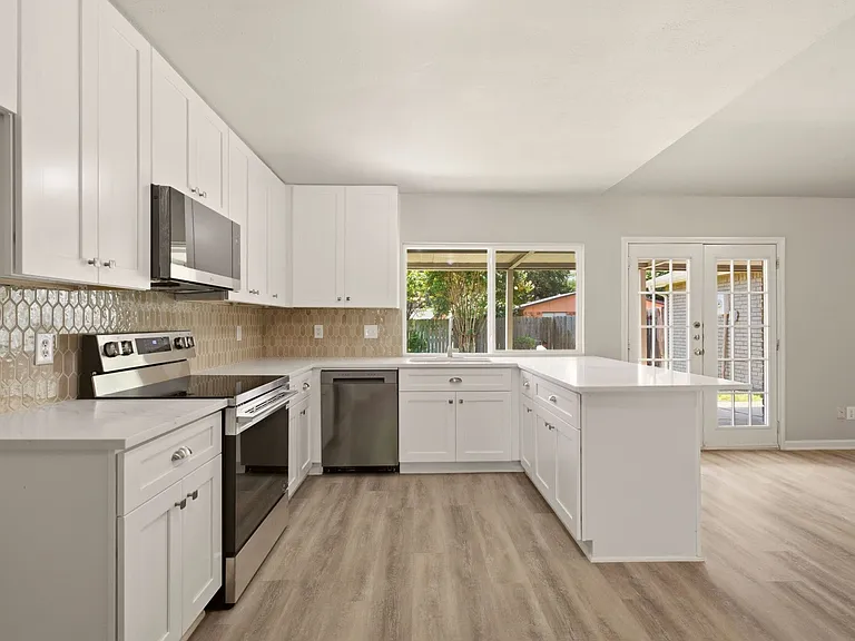 1616 Stockton Trl — Photo 11