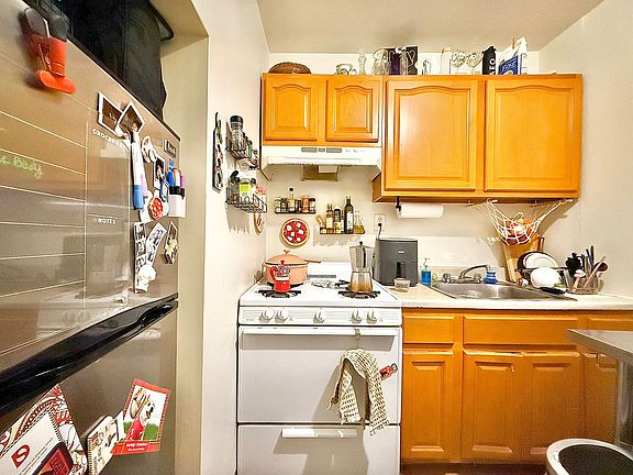 2nd image of 788 Park Pl APT 9