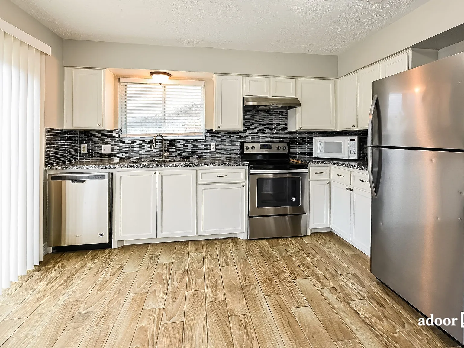 3 bed, 2.0 bath, 1481 sqft, $1,645 — Photo 2
